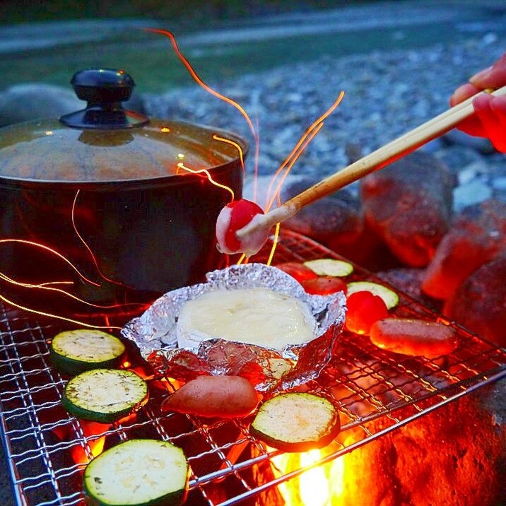 炭火でカマンベールチーズフォンデュ